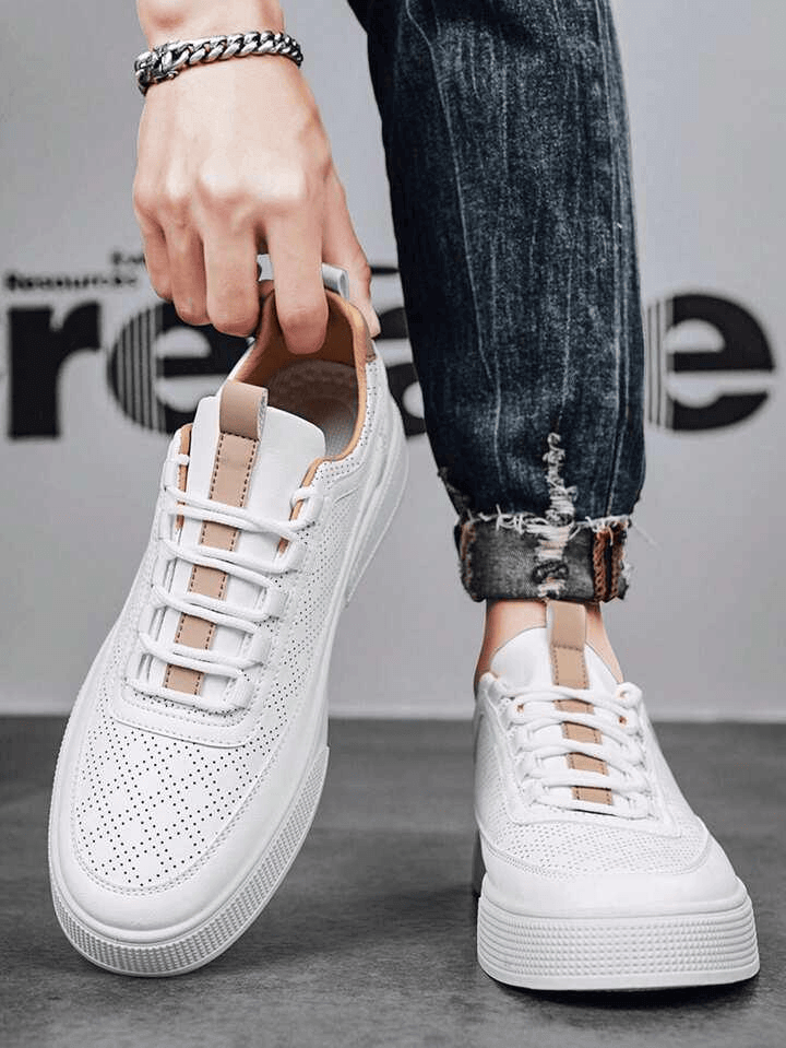 Baskets blanches en soldes, sneakers tendance, chaussures sport homme avec semelle amortissante et look moderne