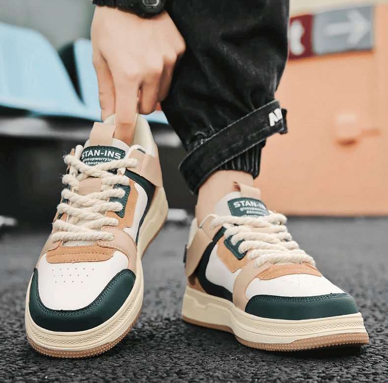 Baskets streetwear beige et vert – Chaussures homme et femme tendance pour un look casual et sportif. Sneakers modernes disponibles en boutique chaussure.