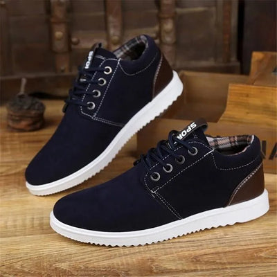 Sneakers homme en daim bleu marine Royal Crest, chaussures casual confortables et légères, parfaites pour un style streetwear, mode ou décontracté