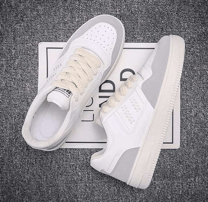 Chaussure homme blanche streetwear, sneakers mode, baskets confort, chaussures de basket, baskets blanches homme avec semelle orthopédique, look urbain et moderne.