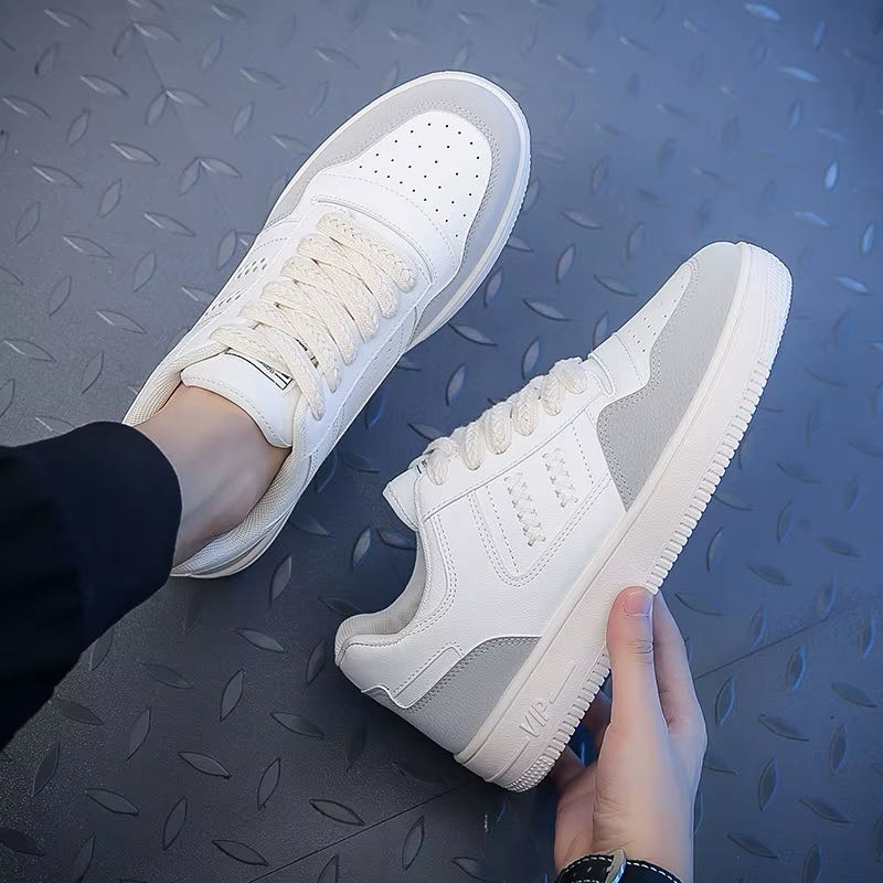 Chaussure homme tendance, sneakers respirantes, baskets blanches minimalistes, chaussures homme sport avec semelle orthopédique, idéales pour un look streetwear et casual.