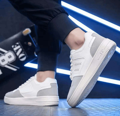 Baskets blanches homme avec semelle orthopédique, sneakers respirantes homme en soldes, chaussures homme blanches tendance, parfaites comme cadeau anniversaire homme.